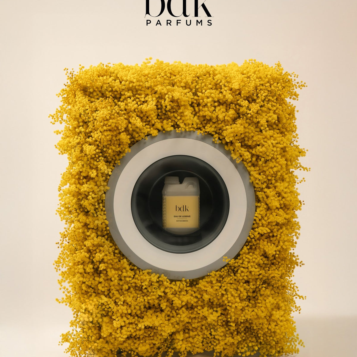 BDK Parfums Eau De Lessive Mimosa en lavadora de flores de mimosa