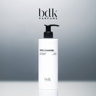 BDK Parfums Gris Charnel Body Lotion frasco con dosificador en estudio con logo bdk
