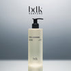 BDK Parfums Gris Charnel Shower Gel frasco con dosificador en estudio con logo bdk