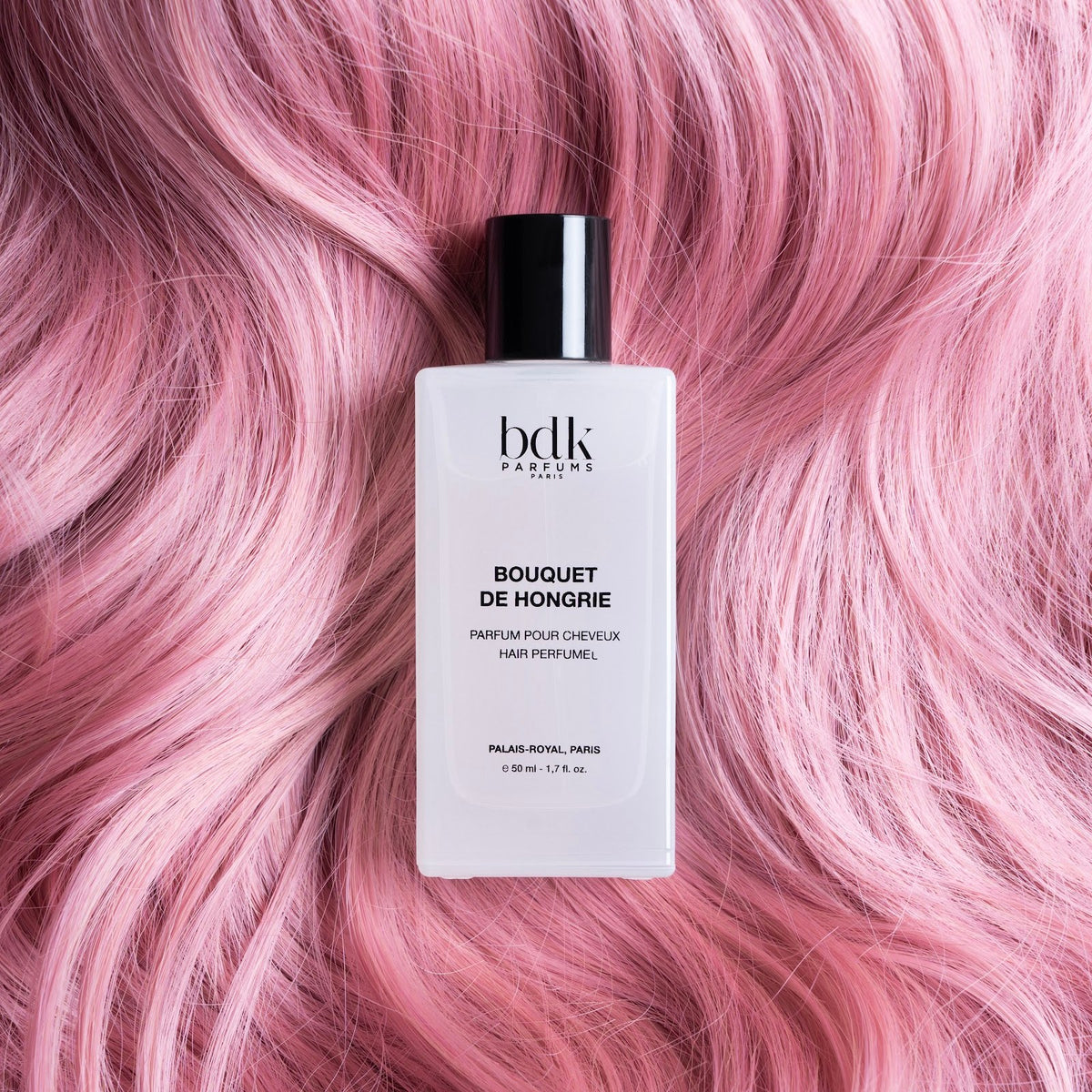 BDK Parfums Hair Perfume Bouquet de Hongrie frasco sobre cabello rosa
