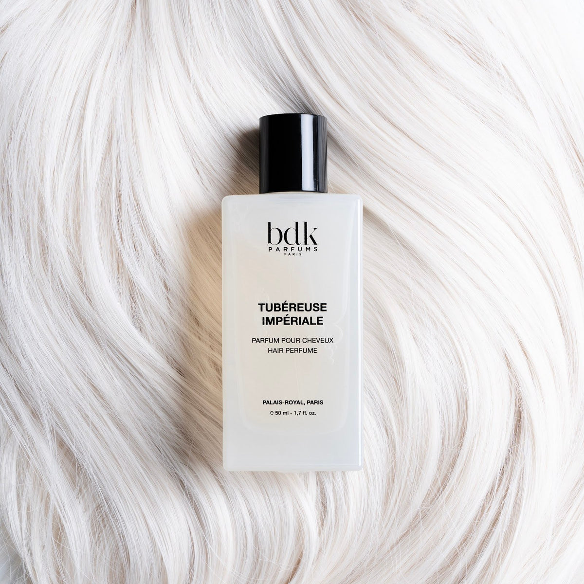 BDK Parfums Hair Perfume Tubereuse Imperiale frasco sobre cabello rubio platino