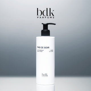 BDK Parfums Pas Ce Soir Body Lotion frasco con dosificador en estudio con logo bdk