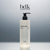 BDK Parfums Pas Ce Soir Shower Gel frasco con dosificador en estudio con logo bdk