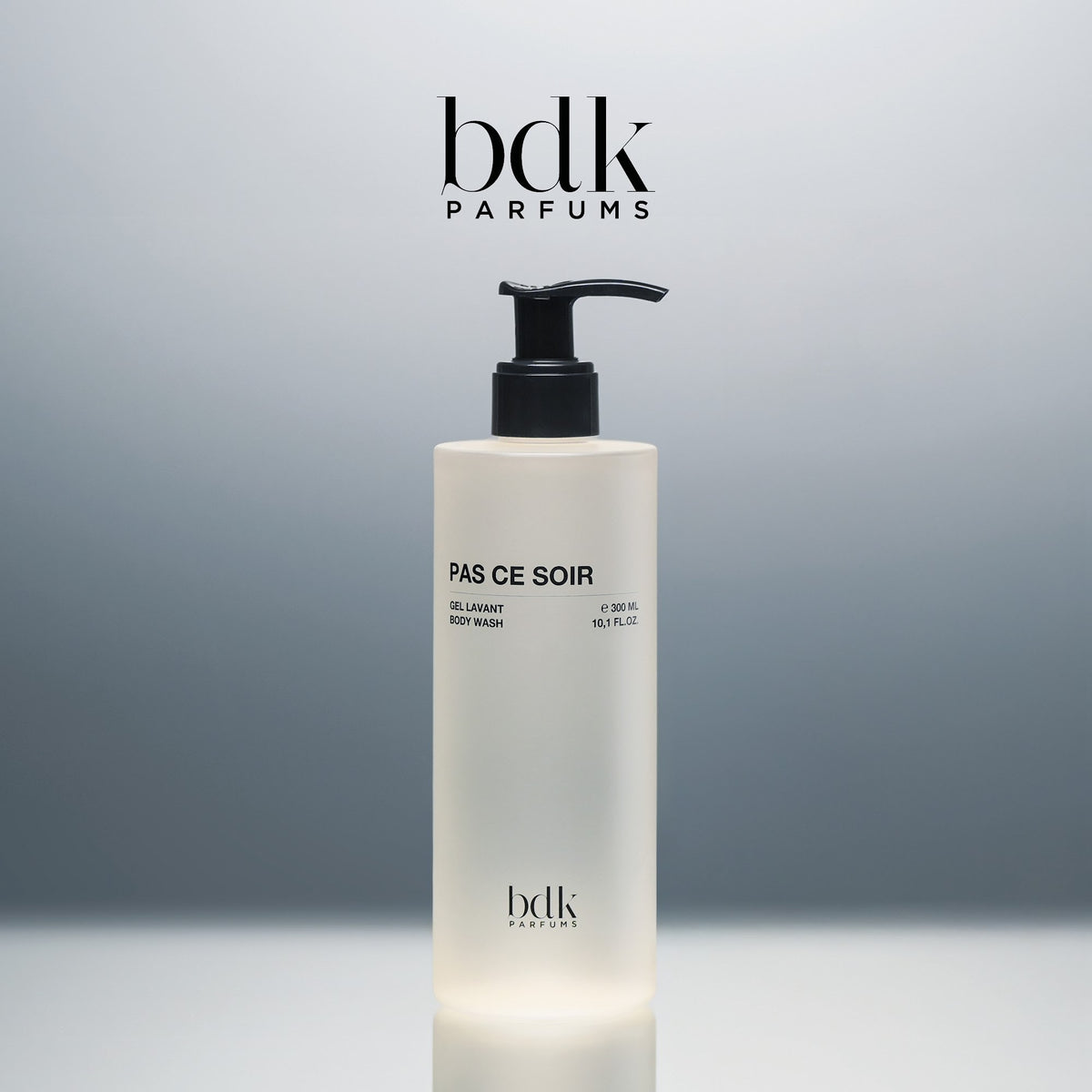 BDK Parfums Pas Ce Soir Shower Gel frasco con dosificador en estudio con logo bdk