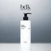 BDK Parfums Rouge Smoking Body Lotion frasco con dosificador en estudio con logo bdk