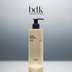 BDK Parfums Rouge Smoking Shower Gel frasco con dosificador en estudio con logo bdk