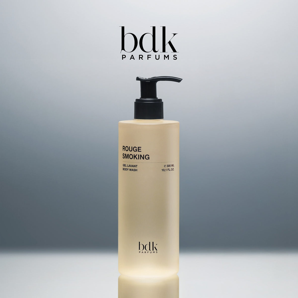 BDK Parfums Rouge Smoking Shower Gel frasco con dosificador en estudio con logo bdk