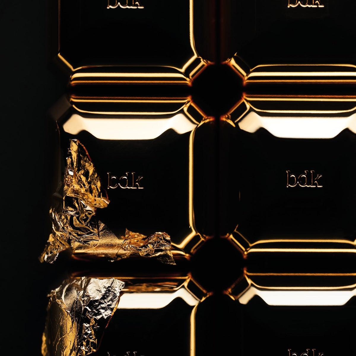 BDK Parfums Velvet Tonka Extrait tapones dorados desde arriba con pan de oro
