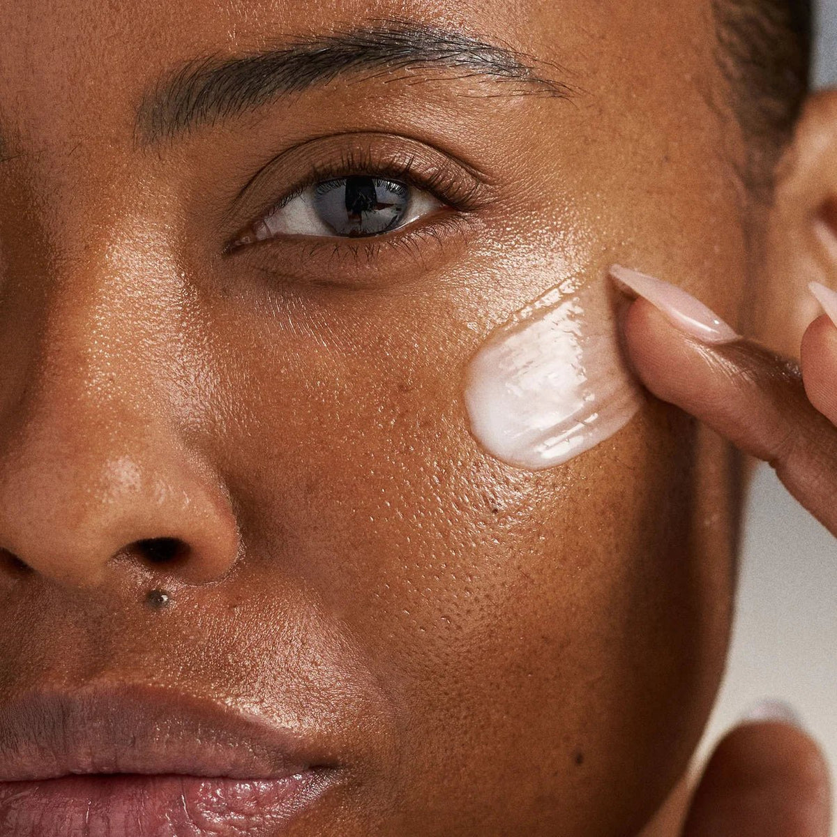 Dermalogica Pro-Collagen Banking Serum aangebracht op de wang