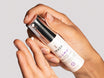 Image Skincare ILUMA - Intense Brightening Eye Crème aanbrengen 