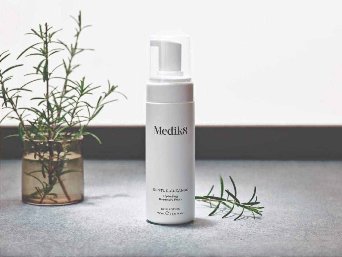 Medik8 Gentle Cleanse frasco con romero