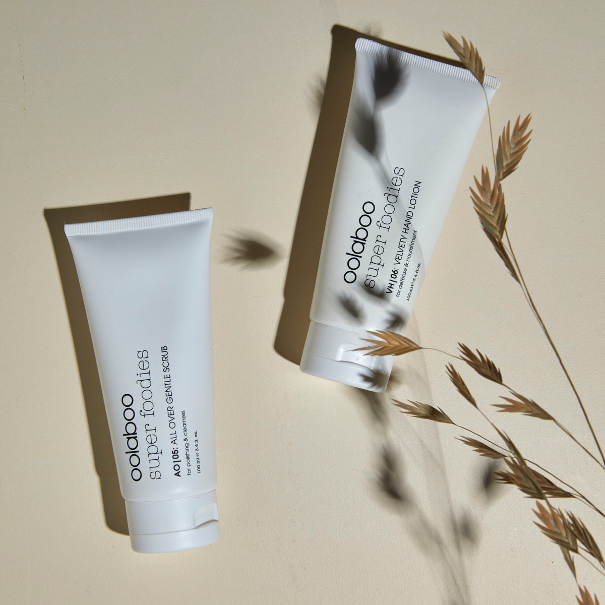 Oolaboo Super Foodies All Over Gentle Scrub junto a Velvety Hand Lotion