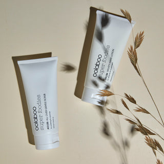 Oolaboo Super Foodies All Over Gentle Scrub naast Velvety Hand Lotion