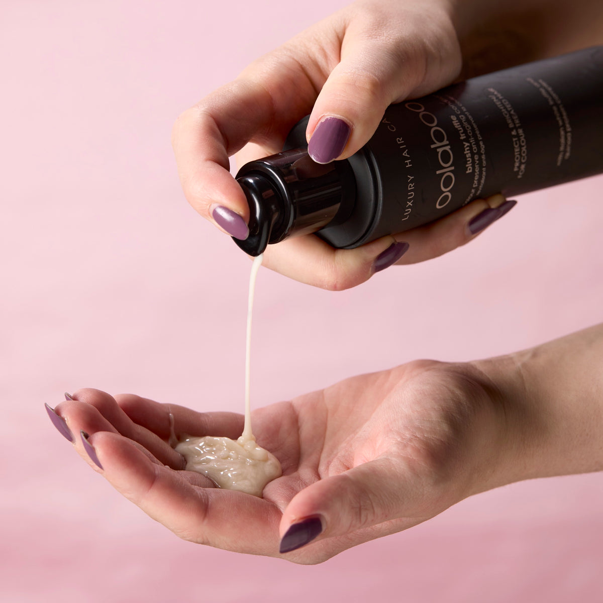 Oolaboo Blushy Truffle Shampoo textura en la palma de la mano