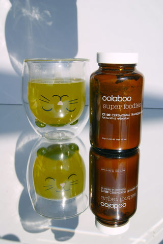 Oolaboo Super Foodies Ceremonial Tranquil Tea met glas gezette matcha