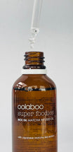 Oolaboo Super Foodies Matcha Infused Oil primer plano con gota de aceite