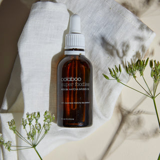 Oolaboo Super Foodies Matcha Infused Oil op linnen doek met bloemen
