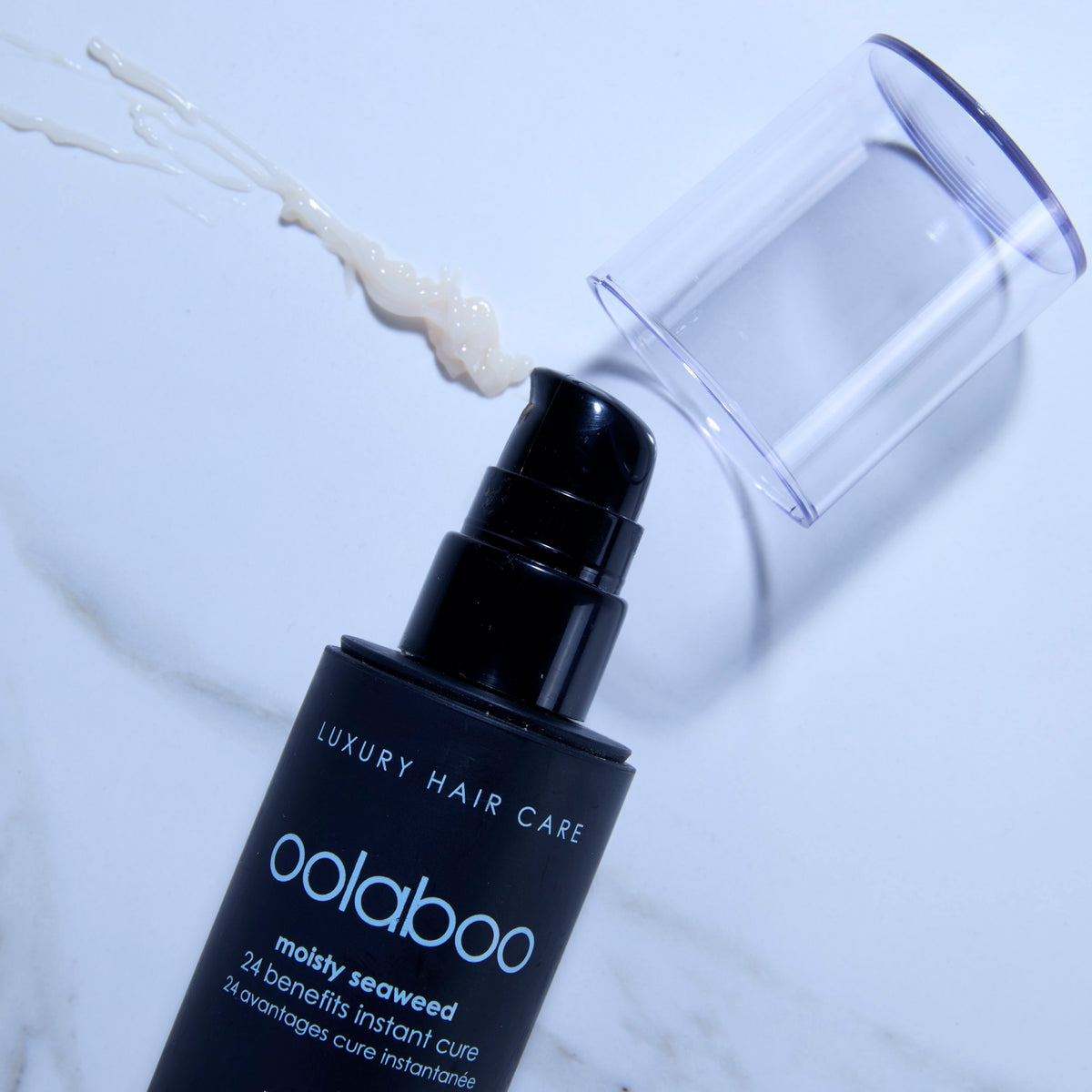 Oolaboo Moisty Seaweed 24 Benefits Instant Cure con textura de crema sobre mármol