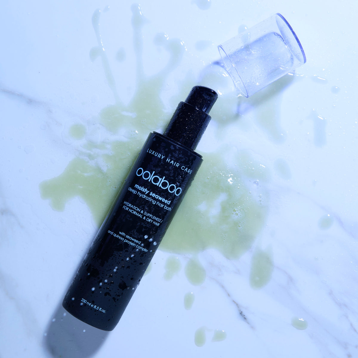 Oolaboo Moisty Seaweed Deep Hydrating Hair Bath sobre mármol con champú