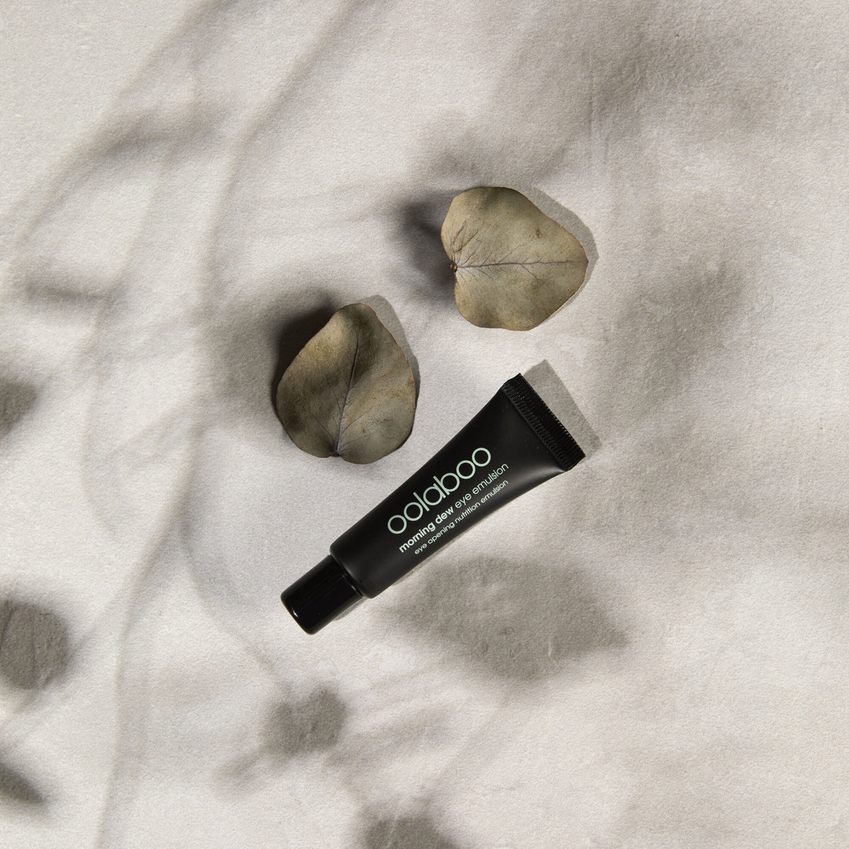 Oolaboo Morning Dew Eye Opening Emulsion sobre lino con hojas