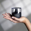 Oolaboo Morning Dew Prebiotic Serum en la mano