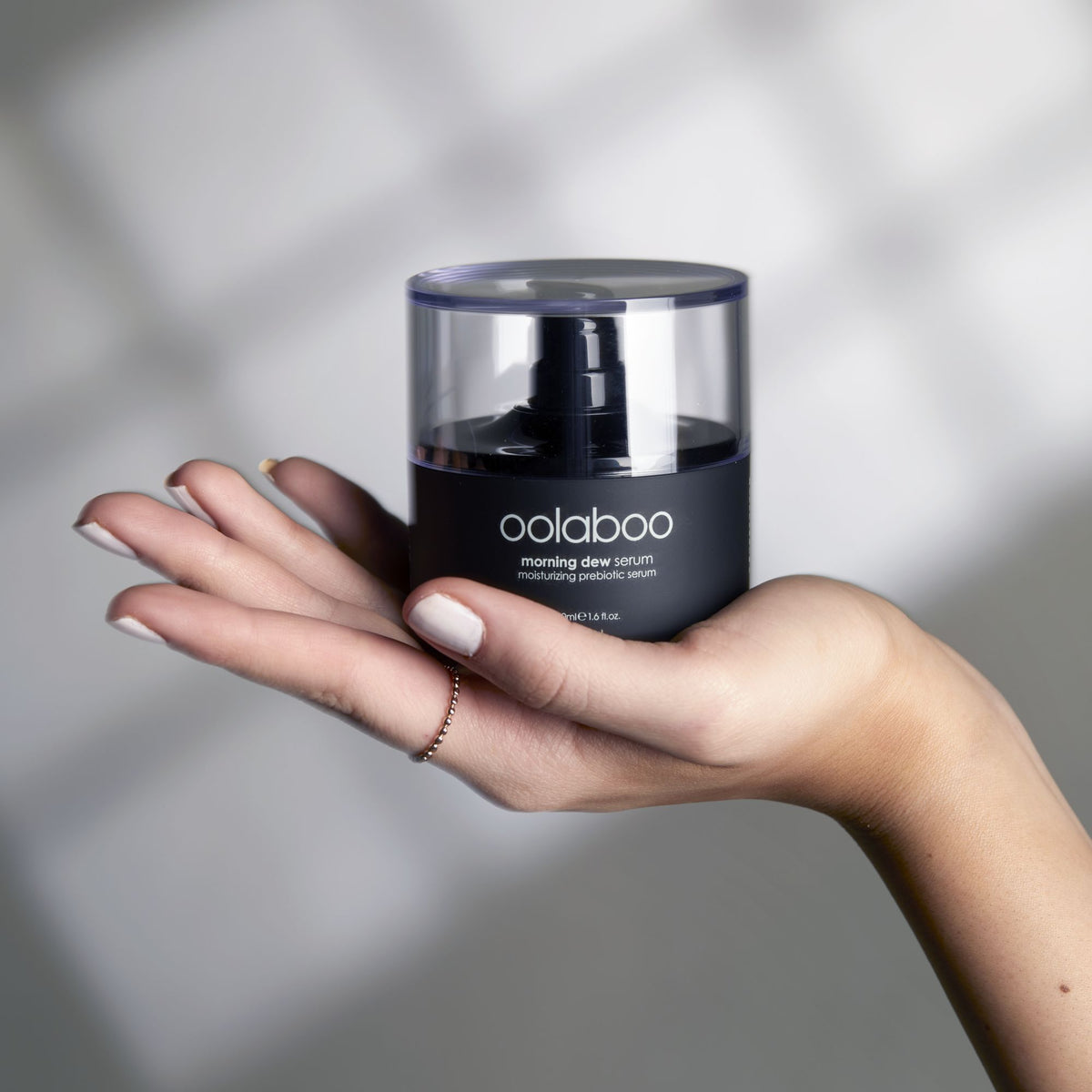 Oolaboo Morning Dew Prebiotic Serum en la mano