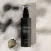 Oolaboo Morning Dew Softly Prebiotic Cleanser sobre lino con hojas