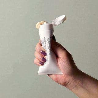 Oolaboo Super Foodies Natural White Toothpaste in de hand met tandpasta