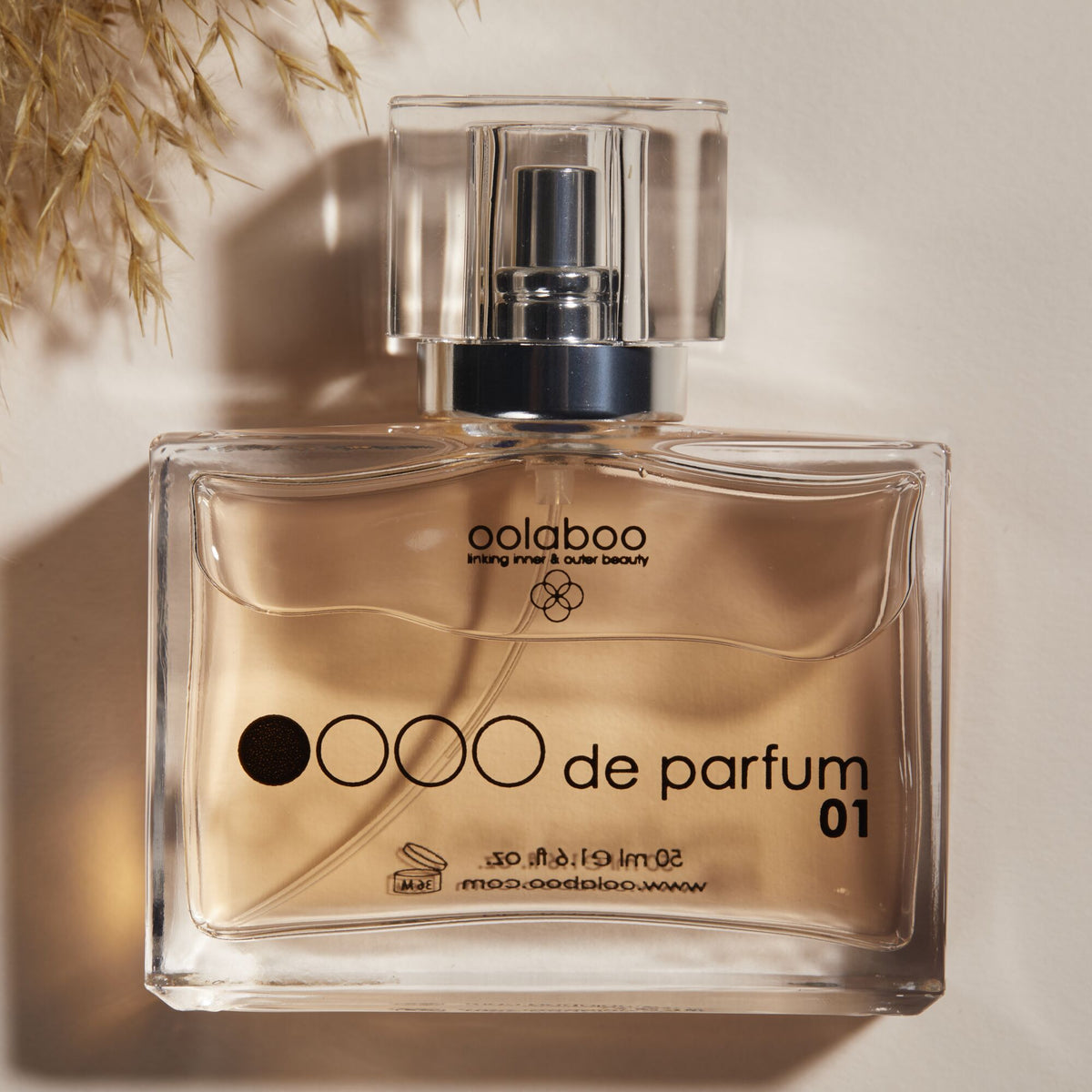 Oolaboo OOOO de Parfum 01 frasco en primer plano con luz cálida