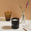 Oolaboo OOOO de Parfum Scented Candle 02 con vaso y flores