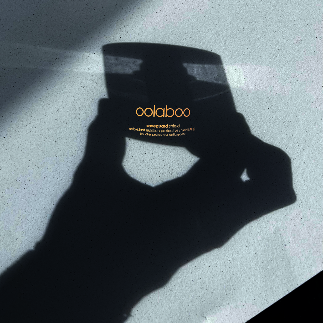 Oolaboo Saveguard Protective Shield SPF30 con la sombra de una mano