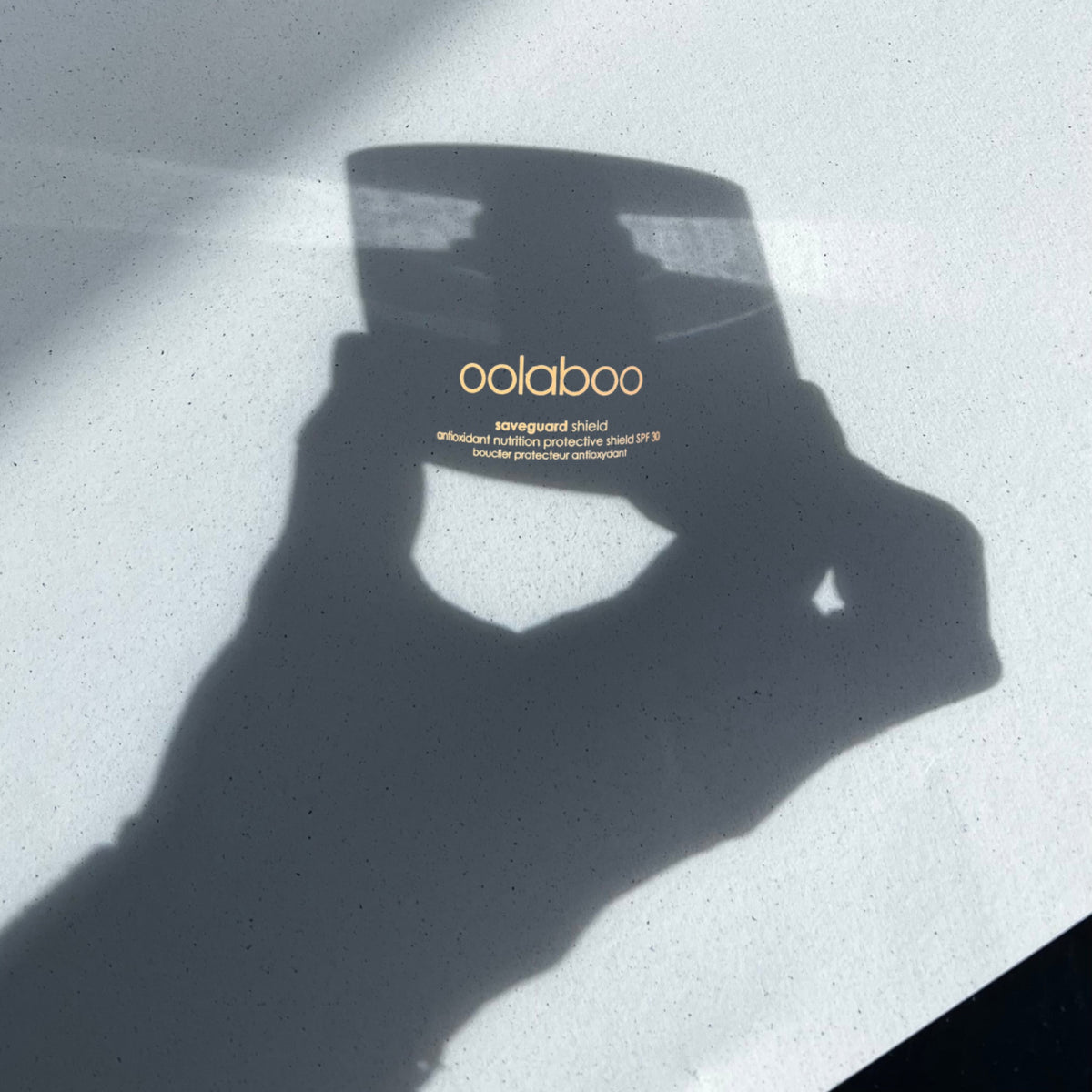 Oolaboo Saveguard Protective Shield SPF30 como sombra en la mano