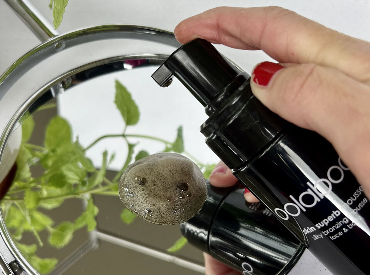 Oolaboo Skin Superb Silky Bronzing Mousse junto a un espejo