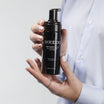 Oolaboo Skin Superb Silky Bronzing Mousse en la mano