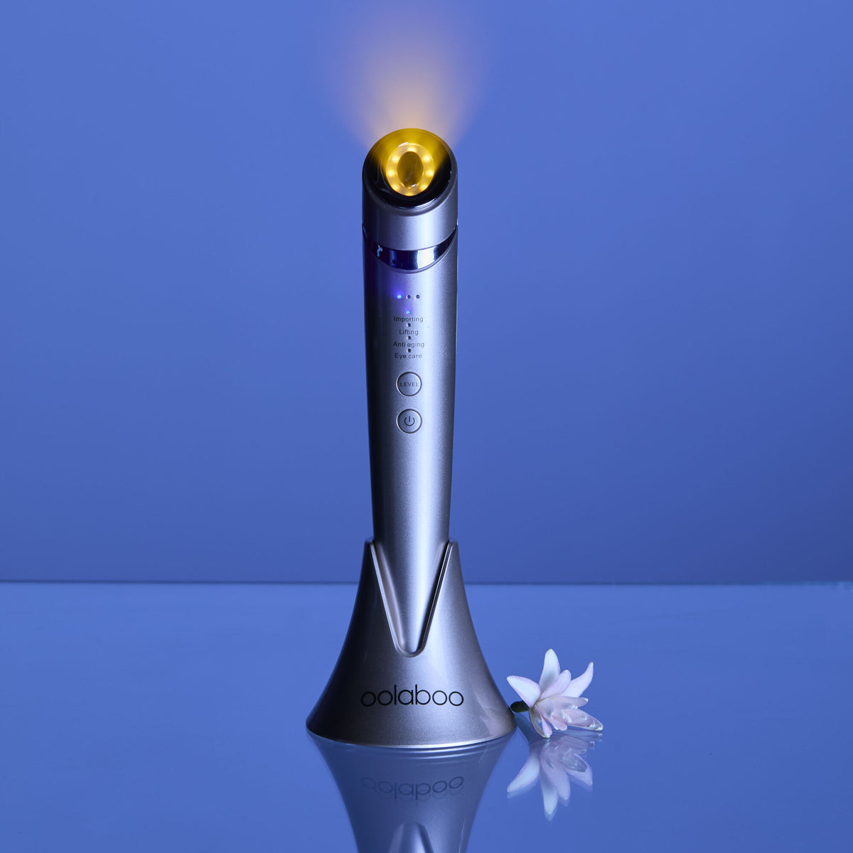 Oolaboo Smart Aesthetics Derma Pro 5+ sobre fondo azul con flor