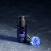 Oolaboo Smart Aesthetics SPF50 Protector frasco sobre pizarra con aciano