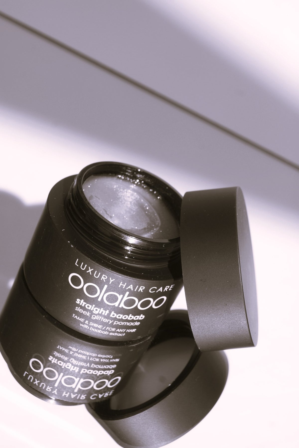 Oolaboo Straight Baobab Pomade tarro abierto con textura de pomada