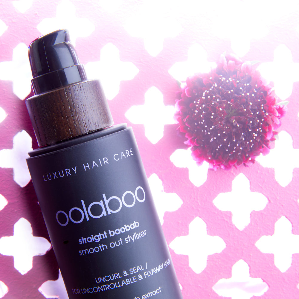 Oolaboo Straight Baobab Stylixer sobre un estampado rosa