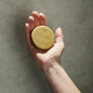Oolaboo Super Foodies Eco Shampoo Bar en la mano