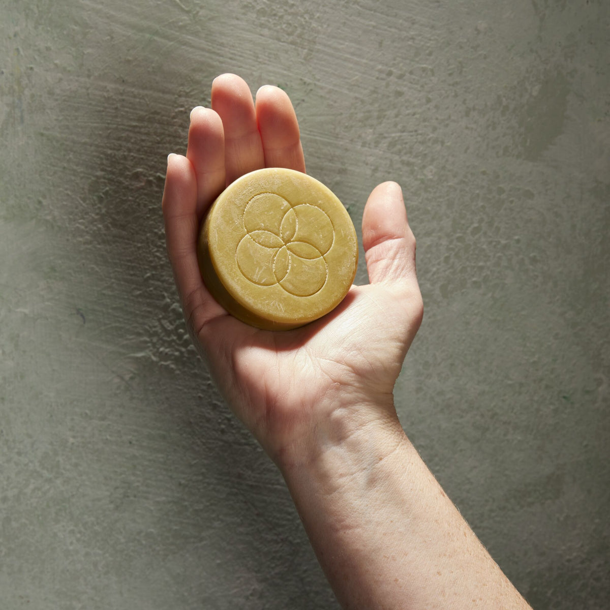 Oolaboo Super Foodies Eco Shampoo Bar en la mano
