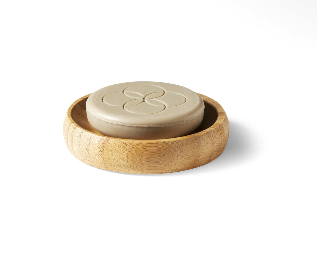 Oolaboo Super Foodies Eco Shampoo Bar en una jabonera de bambú