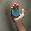 Oolaboo Super Foodies Face Cleansing Bar en la mano