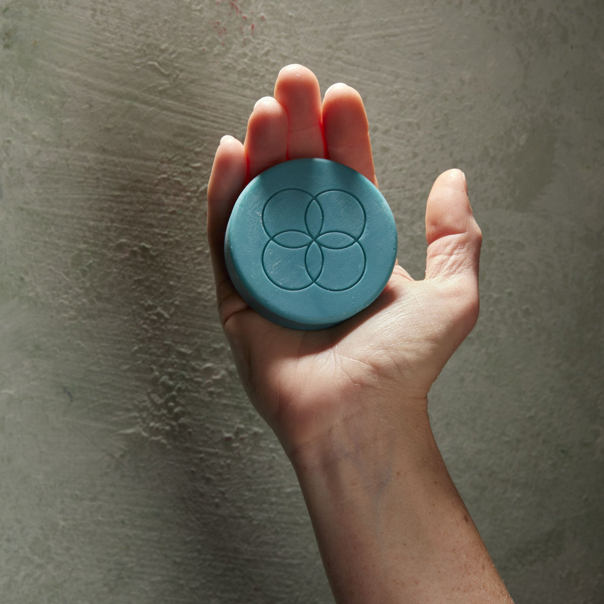 Oolaboo Super Foodies Face Cleansing Bar en la mano