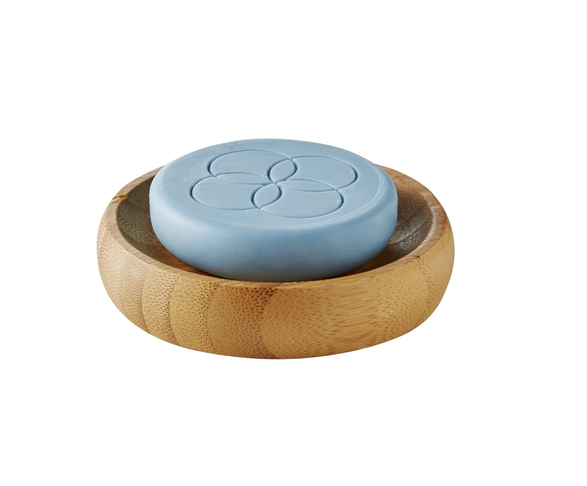 Oolaboo Super Foodies Face Cleansing Bar en una jabonera de bambú
