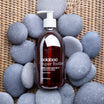 Oolaboo Super Foodies Happy Hand Soap sobre guijarros grises