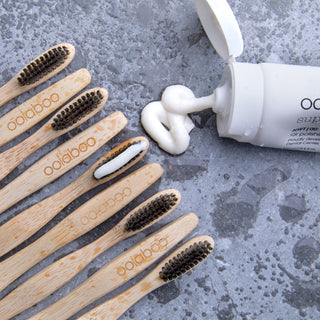 Oolaboo Super Foodies Natural White Toothpaste con cepillos de bambú