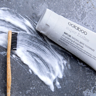Oolaboo Super Foodies Natural White Toothpaste con pasta de dientes y cepillo