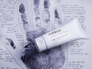 Oolaboo Super Foodies Velvety Hand Lotion sobre una huella de mano