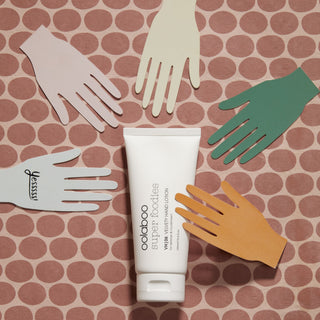 Oolaboo Super Foodies Velvety Hand Lotion entre manos de papel
