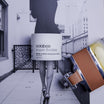 Oolaboo Super Foodies Whipped Modelling Cream tarro sobre una foto urbana